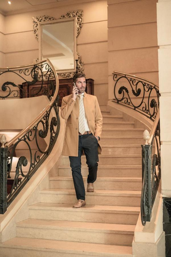 Diplomatichotel Mendoza Dış mekan fotoğraf A man wearing a camel coat