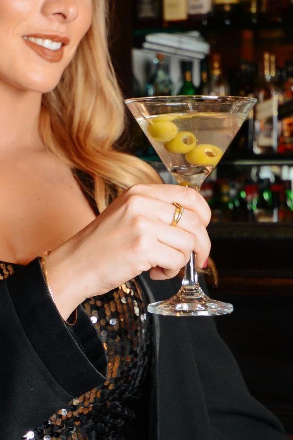 Diplomatichotel Mendoza Dış mekan fotoğraf A woman holding a martini