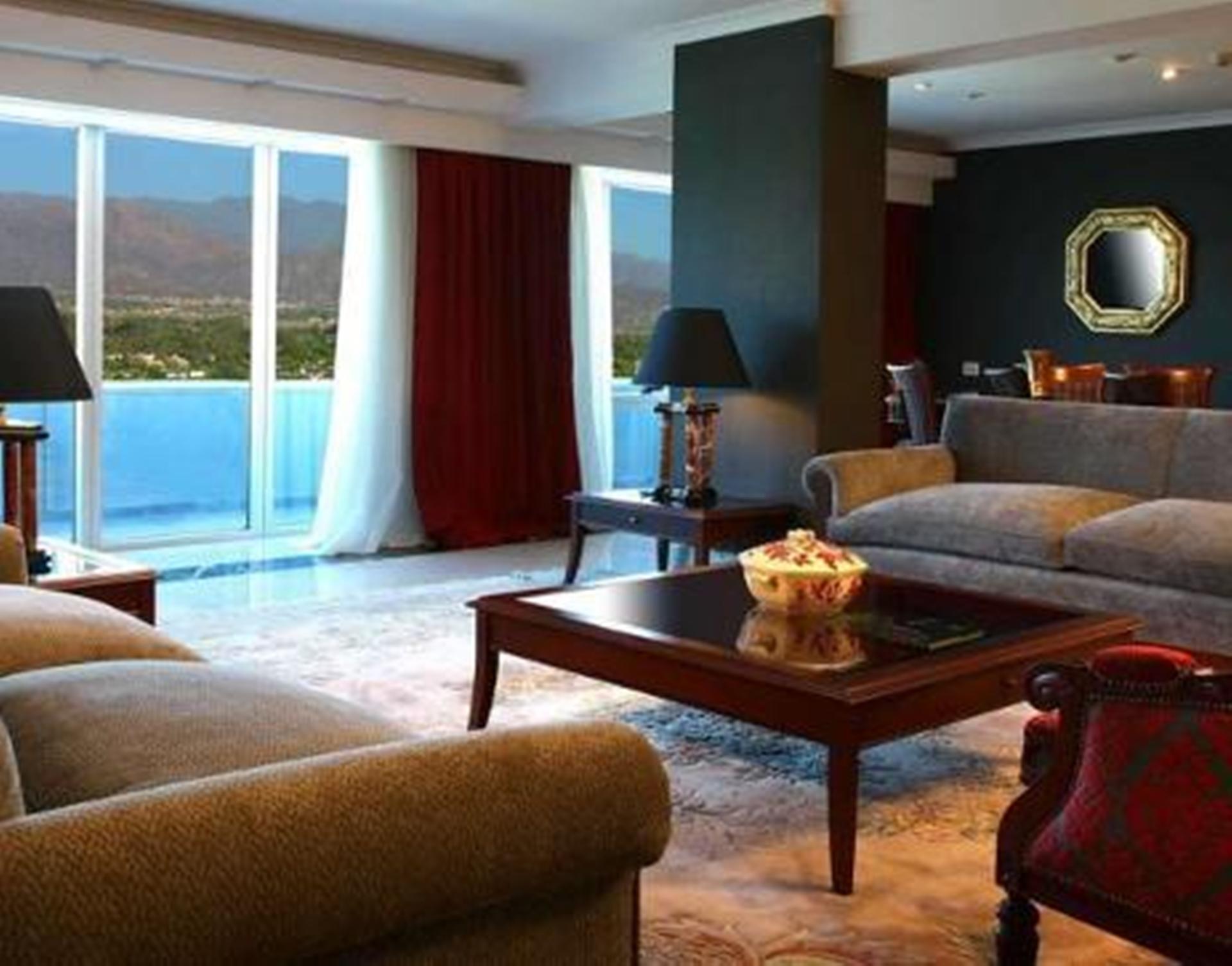 Diplomatichotel Mendoza Dış mekan fotoğraf A living room in a suite at the Grand Hotel